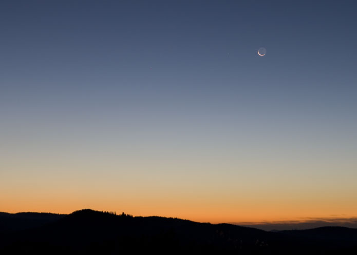夜明け空の水星と地球照