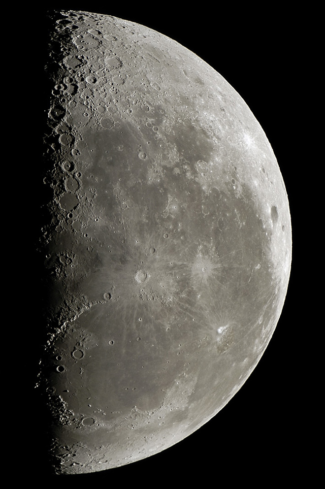 下弦の月の写真