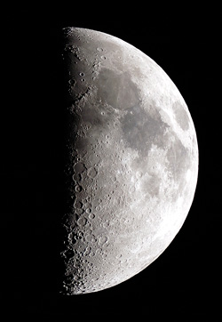 デジタル一眼レフカメラで撮影した半月