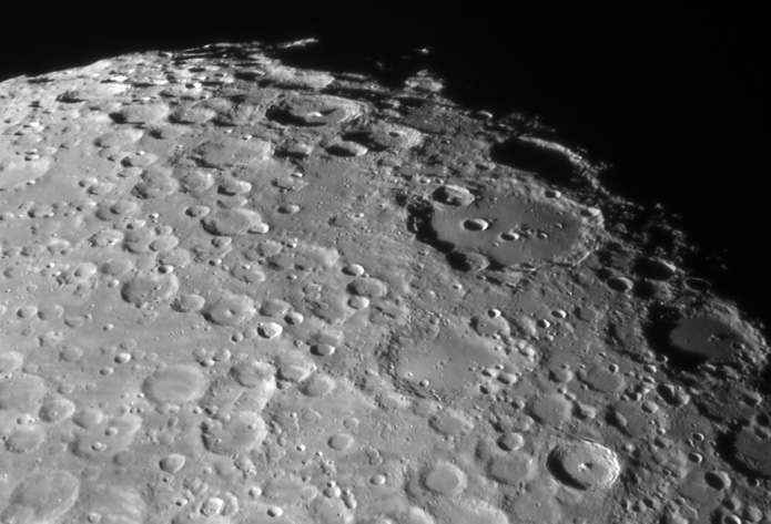 月面南部のクレーター群