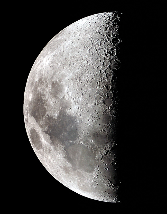 上弦の月の写真