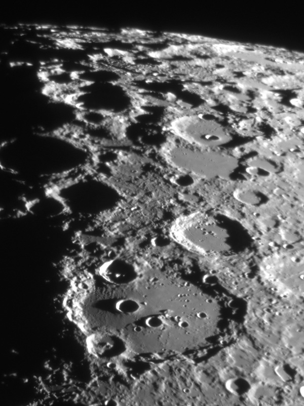 クラビウスクレーターと月面南部の写真