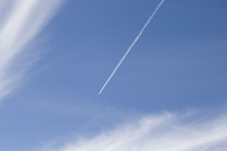 青空と飛行機雲の写真