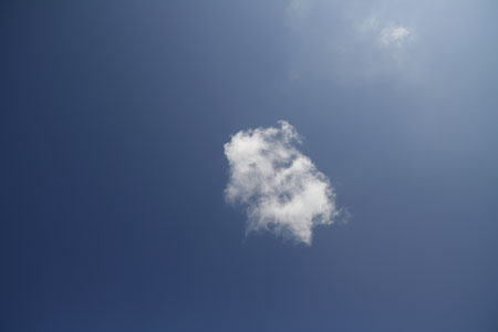 一片の雲と青空の写真