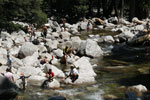 川で遊ぶ観光客